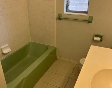 1129 Ne 17th Terrace - Photo Thumbnail 4