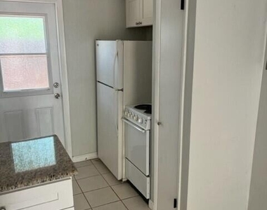 1129 Ne 17th Terrace - Photo Thumbnail 2
