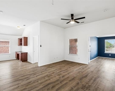 9009 Water Oak Drive - Photo Thumbnail 8