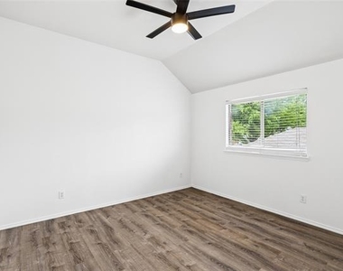 9009 Water Oak Drive - Photo Thumbnail 12