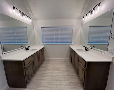832 Blue Yucca Lane - Photo Thumbnail 14