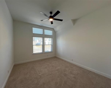 832 Blue Yucca Lane - Photo Thumbnail 16