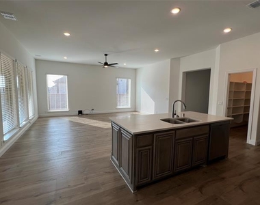 832 Blue Yucca Lane - Photo Thumbnail 9