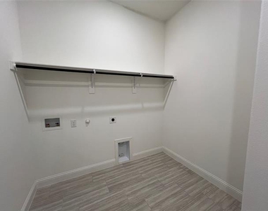832 Blue Yucca Lane - Photo Thumbnail 21
