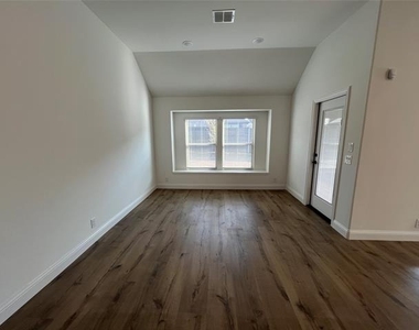 832 Blue Yucca Lane - Photo Thumbnail 10