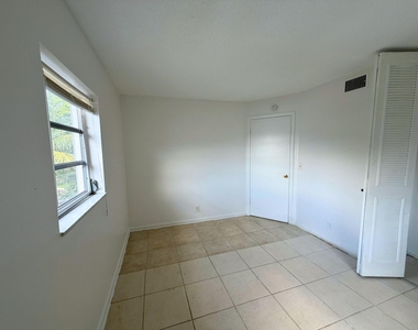 519 W Kalmia Drive - Photo Thumbnail 14