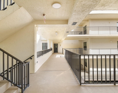 221 Ne Plantation Road - Photo Thumbnail 2