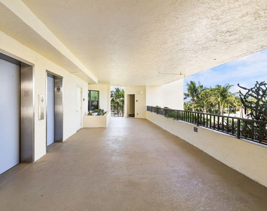 221 Ne Plantation Road - Photo Thumbnail 3