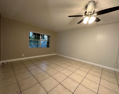 555 Se 8th Street - Photo Thumbnail 10