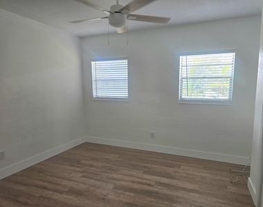 3030 Nw 43rd Terrace - Photo Thumbnail 7