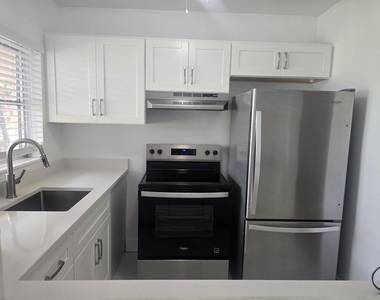 3030 Nw 43rd Terrace - Photo Thumbnail 10