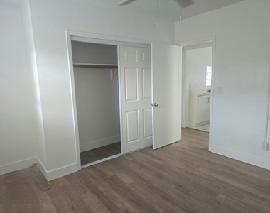 3030 Nw 43rd Terrace - Photo Thumbnail 8