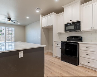 224 N 3rd Street - Photo Thumbnail 2