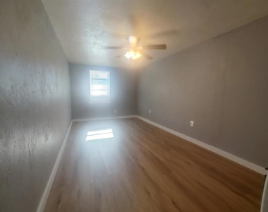 1013 Elm Avenue - Photo Thumbnail 5