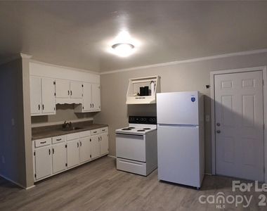 435 Arlington Circle Nw - Photo Thumbnail 2