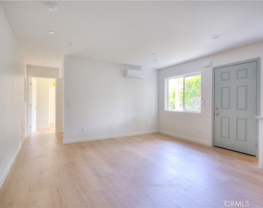 1806 8th St - Photo Thumbnail 4