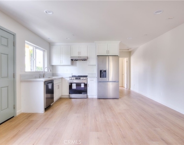 1806 8th St - Photo Thumbnail 5