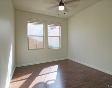 28422 Belleterre Avenue - Photo Thumbnail 12