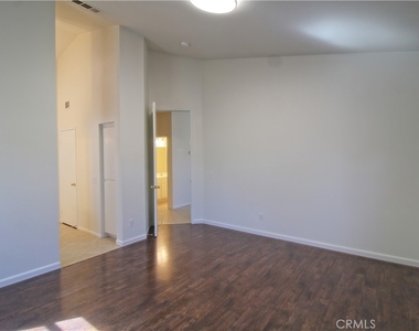 28422 Belleterre Avenue - Photo Thumbnail 10