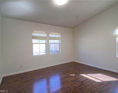 28422 Belleterre Avenue - Photo Thumbnail 8