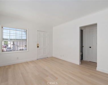 240 1/2 E 84 Th - Photo Thumbnail 2