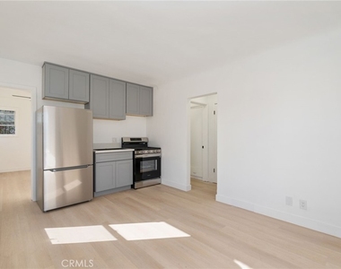 242 1/2 E 84 Th - Photo Thumbnail 1