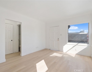 242 1/2 E 84 Th - Photo Thumbnail 4