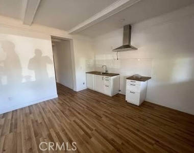 1346 E 43rd Pl - Photo Thumbnail 4