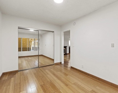 1033 6th Street - Photo Thumbnail 8