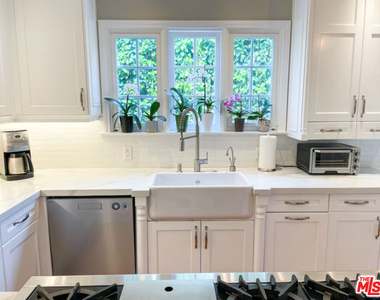934 S Dunsmuir Avenue - Photo Thumbnail 6