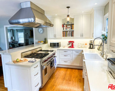 934 S Dunsmuir Avenue - Photo Thumbnail 5