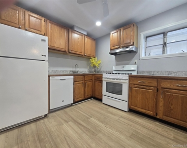 85 Front Street - Photo Thumbnail 4
