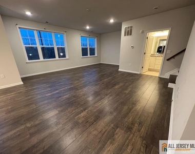 706 Greenland Square - Photo Thumbnail 4