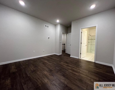 706 Greenland Square - Photo Thumbnail 8