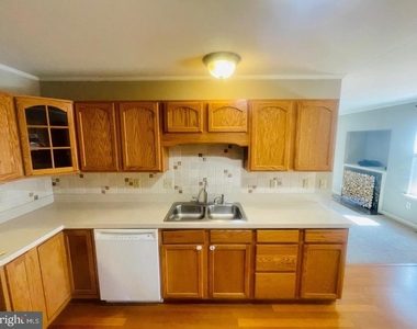 711 Yorktown Boulevard - Photo Thumbnail 5