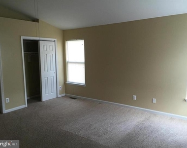 2519 James Monroe Circle - Photo Thumbnail 3