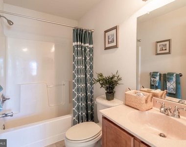 2203 Applewood Court - Photo Thumbnail 8