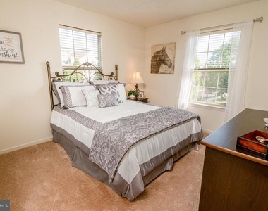 2203 Applewood Court - Photo Thumbnail 7