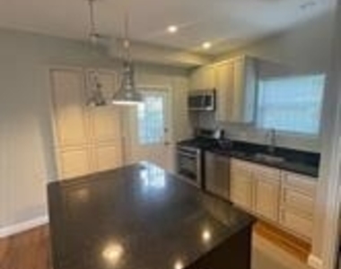 5032 E Capitol Street Ne - Photo Thumbnail 1