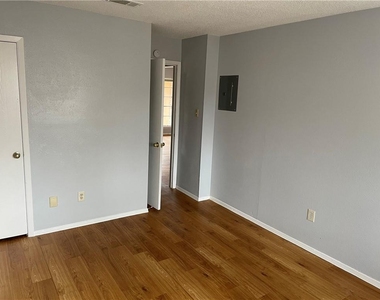 105 Meteor Dr - Photo Thumbnail 6