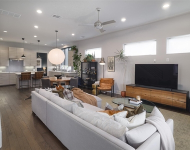 6021 Seville Dr - Photo Thumbnail 4