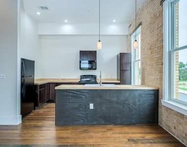 110 S Main St - Photo Thumbnail 11