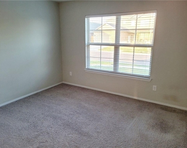 300 Bright Star Ln - Photo Thumbnail 9