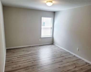 300 Bright Star Ln - Photo Thumbnail 4
