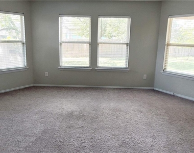 300 Bright Star Ln - Photo Thumbnail 8