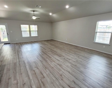 300 Bright Star Ln - Photo Thumbnail 6