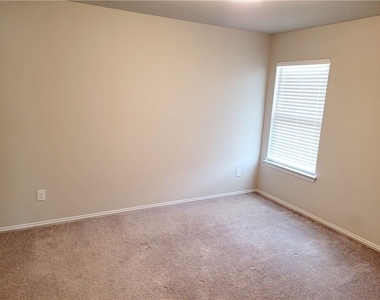 300 Bright Star Ln - Photo Thumbnail 7