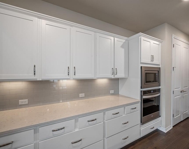 305 Bolivar Way - Photo Thumbnail 8
