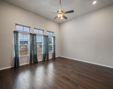 305 Bolivar Way - Photo Thumbnail 9