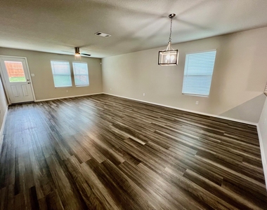 1906 Fieldfare St - Photo Thumbnail 4